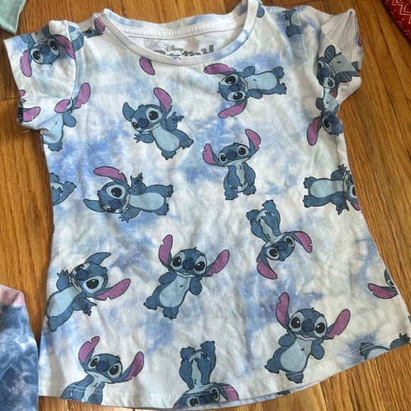 Girls graphic Tshirt lot size small stitch and Mario - Picture 3 of 4